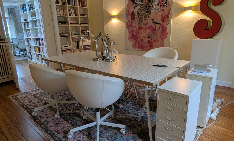 Arbeitsraum mit 4 Schreibtischen
