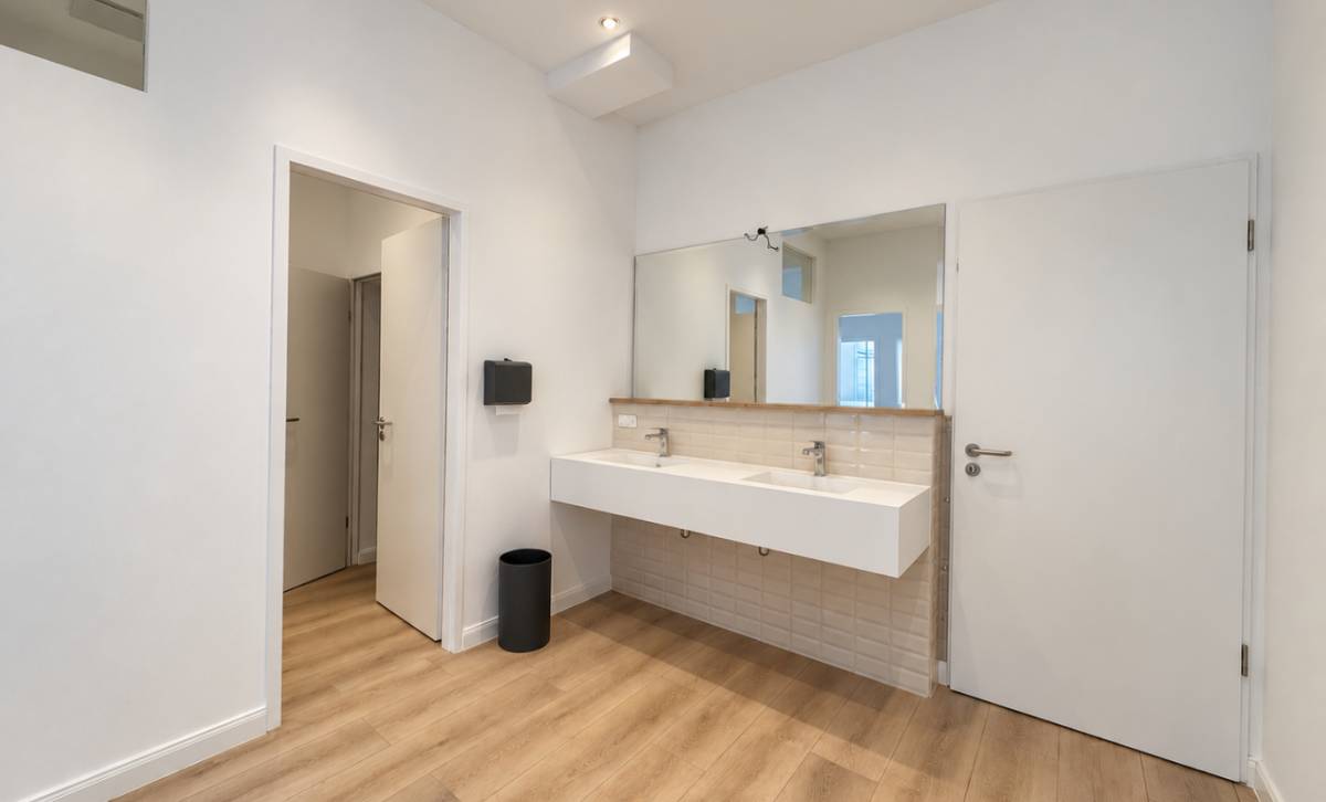 WC-Bereich mit Dusche