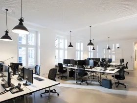 Altbau-Galeriebüro mit Terrasse in kreativer Bürogemeinschaft