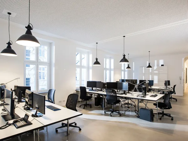 Bürofläche in Köln (Innenstadt) – Altbau-Galeriebüro mit Terrasse in kreativer Bürogemeinschaft — Bild 1