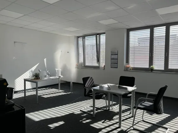 Abschließbares Büro in Berlin (Treptow) – Helles Büro in Berlin-Adlershof – Ideal für Start-ups — Bild 1