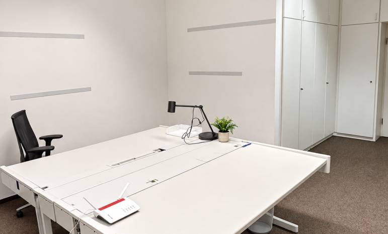 Büro mit 2 Arbeitstischen
