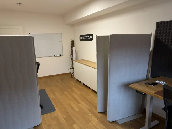Schreibtischplatz in Wangen im Allgäu – Helle Bürogemeinschaft im 3.OG in Wangen im Allgäu — Bild 2