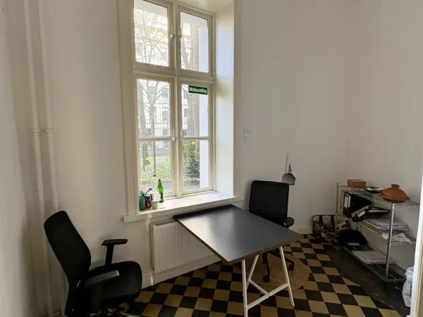Schreibtischplatz in Hamburg (Altona-Altstadt) – Helle Bürogemeinschaft im Altbau in Hamburg Altona-Altstadt — Bild 1