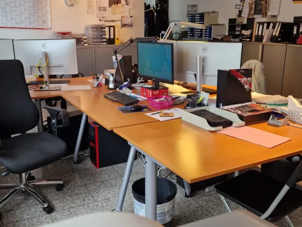 Schreibtischplatz in Köln (Ehrenfeld) – Arbeitsplatz in aktiver Bürogemeinschaft in Köln-Ehrenfeld — Bild 1