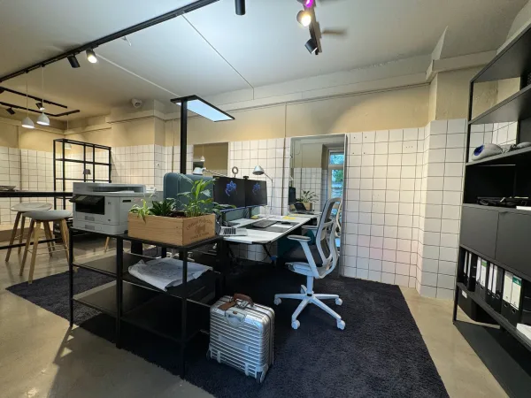 Schreibtischplatz in Düsseldorf (Bilk) – Helle Bürogemeinschaft über zwei Etagen in Bilk — Bild 4