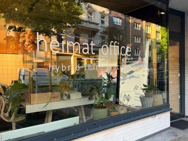 Schreibtischplatz in Düsseldorf (Bilk) – Helle Bürogemeinschaft über zwei Etagen in Bilk — Bild 1