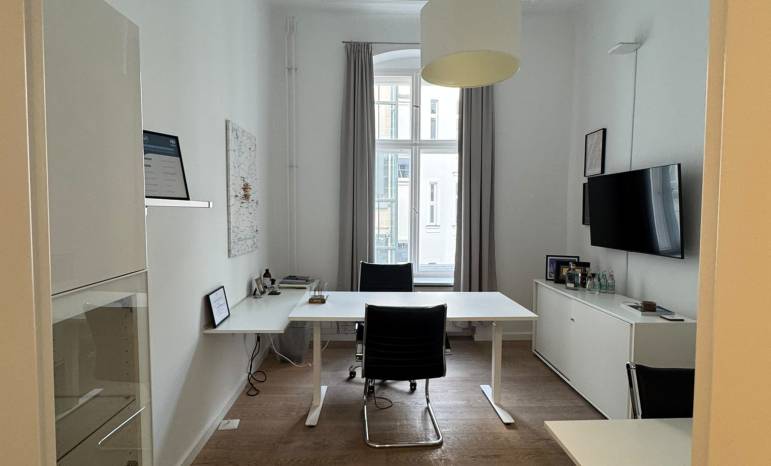 Professioneller Büroraum in Altbau-Bürogemeinschaft Charlottenburg