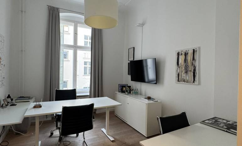 Professioneller Büroraum in Altbau-Bürogemeinschaft Charlottenburg