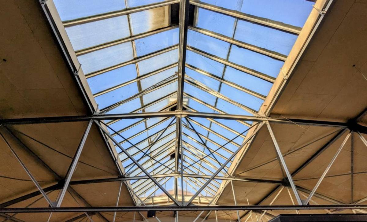 Lichtdurchflutetes Glasdach im Industrial-Loft