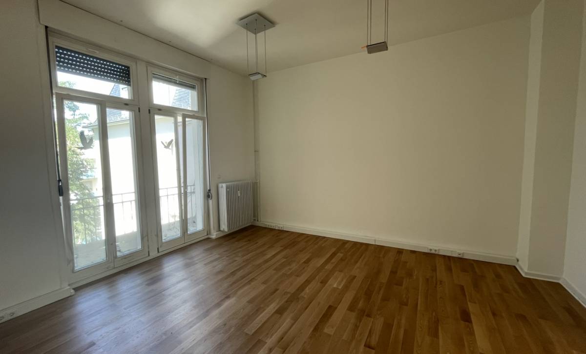 Schöner Büroraum mit Balkon in Bürogemeinschaft im Frankfurter Westend