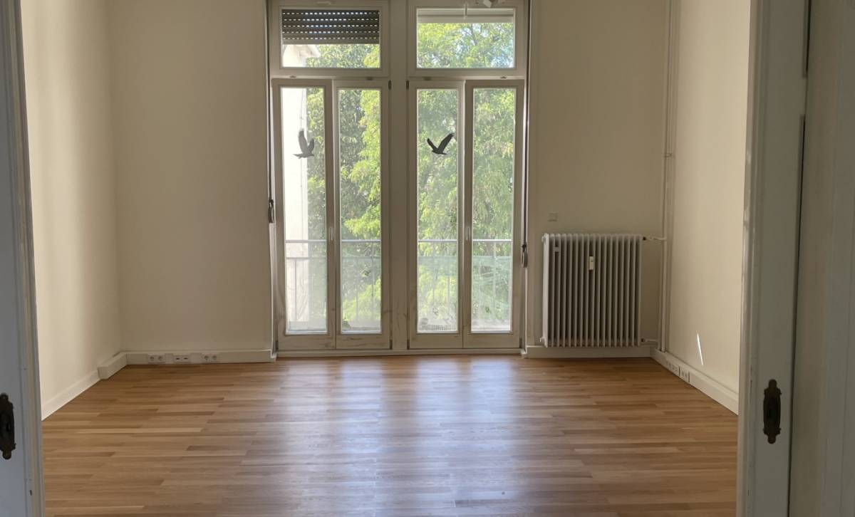 Schöner Büroraum mit Balkon in Bürogemeinschaft im Frankfurter Westend