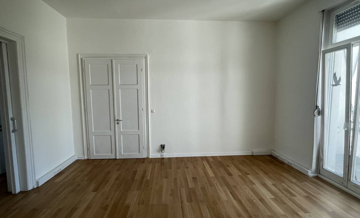 Schöner Büroraum mit Balkon in Bürogemeinschaft im Frankfurter Westend