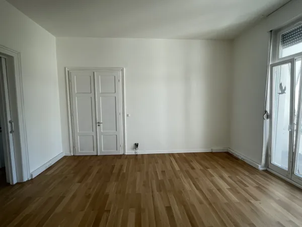 Abschließbares Büro in Frankfurt am Main (Westend-Nord) – Schöner Büroraum mit Balkon in Bürogemeinschaft im Frankfurter Westend — Bild 4