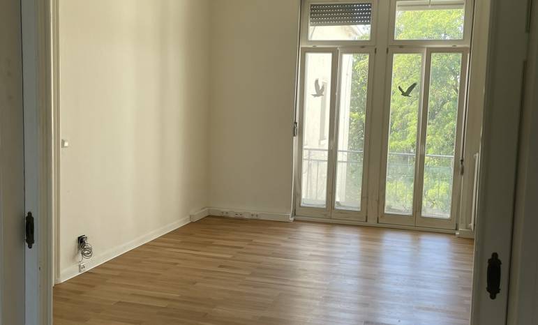 Schöner Büroraum mit Balkon in Bürogemeinschaft im Frankfurter Westend
