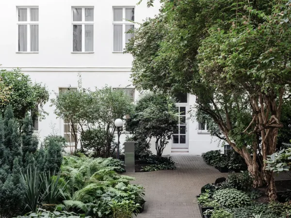 Abschließbares Büro in Berlin (Charlottenburg-Wilmersdorf) – Charaktervoller Büroraum in Bürogemeinschaft in Berlin-Wilmersdorf — Bild 1