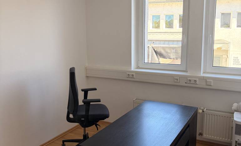 Einzelbüro 12 m² – hell, zwei große Fenster