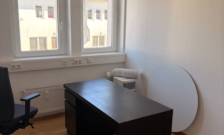 Einzelbüro – möbliert mit Schreibtisch und Bürostuhl, abschließb