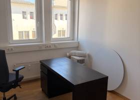 Einzelbüro – möbliert mit Schreibtisch und Bürostuhl, abschließb