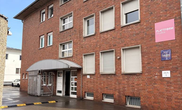 Außenansicht mit Parkplätzen vor dem Haus