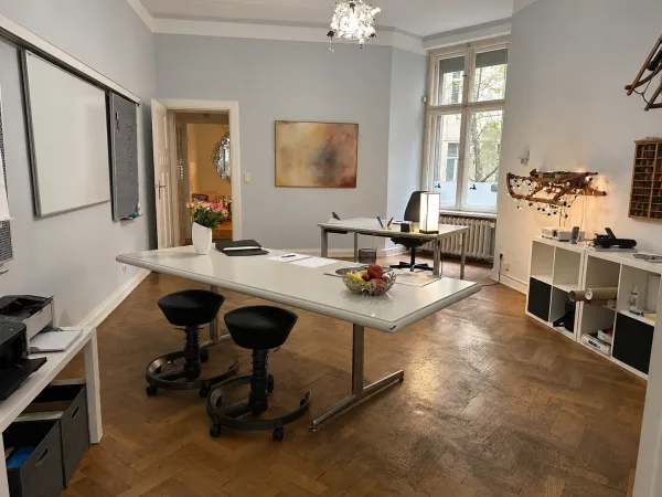 Schreibtischplatz in Berlin (Charlottenburg) – Ruhige Bürogemeinschaft im hellen Altbau in Berlin-Charlottenburg — Bild 4