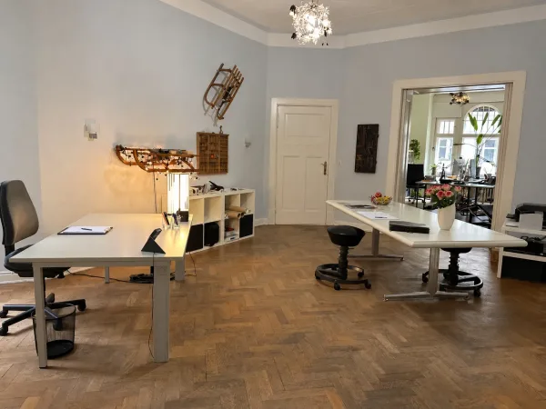 Schreibtischplatz in Berlin (Charlottenburg) – Ruhige Bürogemeinschaft im hellen Altbau in Berlin-Charlottenburg — Bild 5