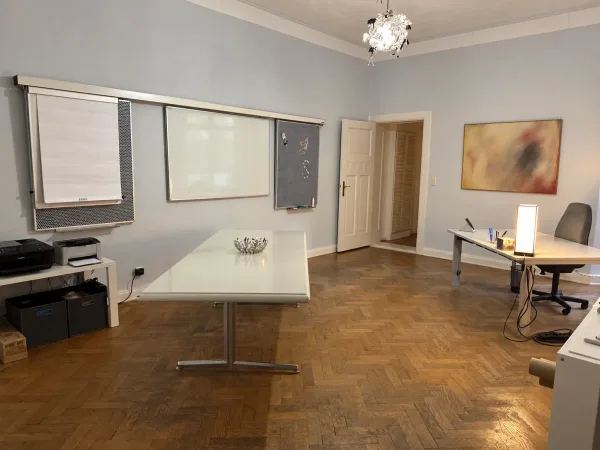 Schreibtischplatz in Berlin (Charlottenburg) – Ruhige Bürogemeinschaft im hellen Altbau in Berlin-Charlottenburg — Bild 6