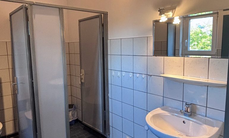 Sanitärraum mit 2 Kabinen