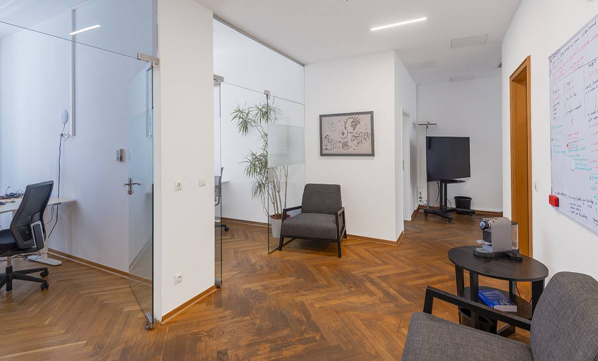 Flur: Blick 1 mit Sitzgelegenheiten