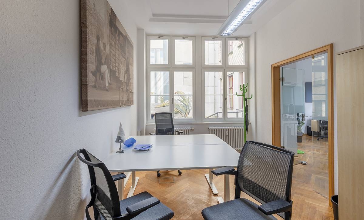 Flur: Blick 2 mit Sitzgelegenheiten (und Schreibtisch)