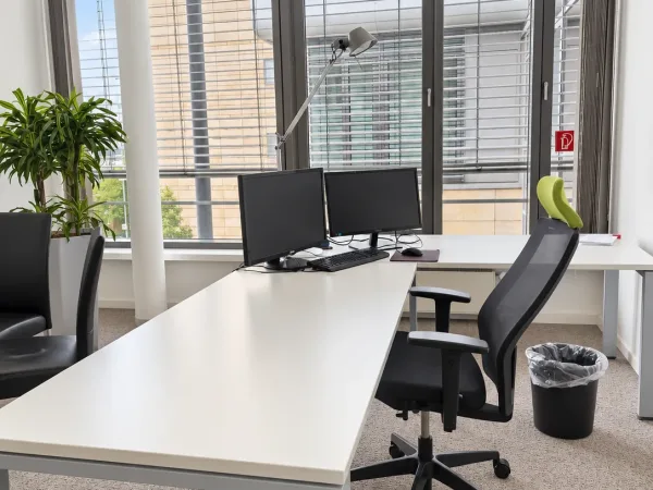 Bürofläche in Düsseldorf (Grafenberg) – Skyline trifft Natur: 7. Etage am Aaper Wald — Bild 1