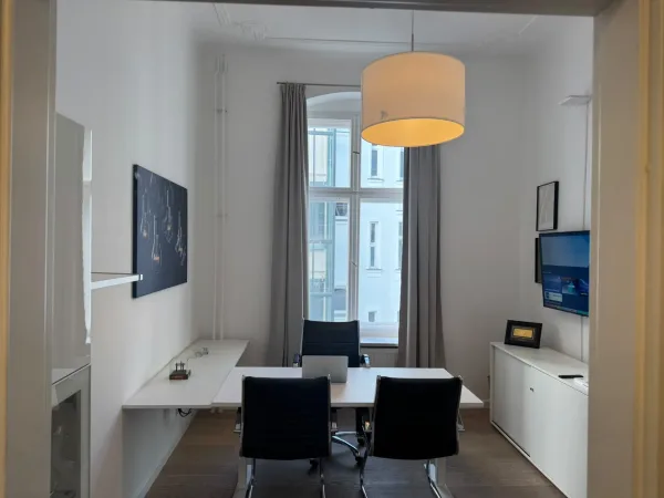 Abschließbares Büro in Berlin (Charlottenburg) – Professioneller Büroraum in Altbau-Bürogemeinschaft Charlottenburg — Bild 1