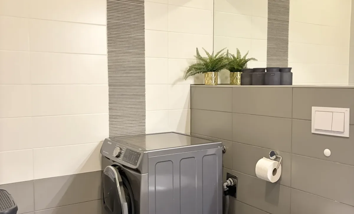 Badezimmer mit Waschmaschine