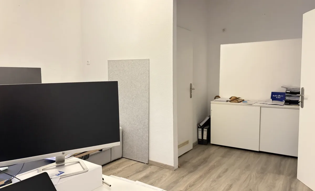 Einzelnes Büro mit Bad