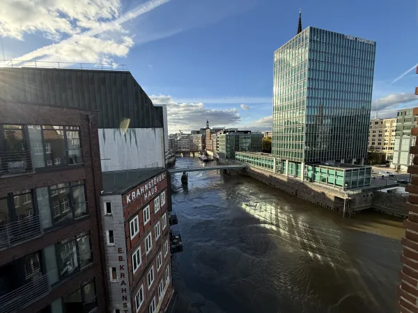 Bürofläche in Hamburg (Altstadt) – Helle Bürofläche mit Weitblick in Hamburg Mitte — Bild 1
