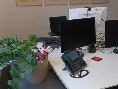 Abschließbares Büro in München (Altstadt-Lehel) – Heller Büroraum in charmanter Bürogemeinschaft Altstadt-Lehel — Bild 1