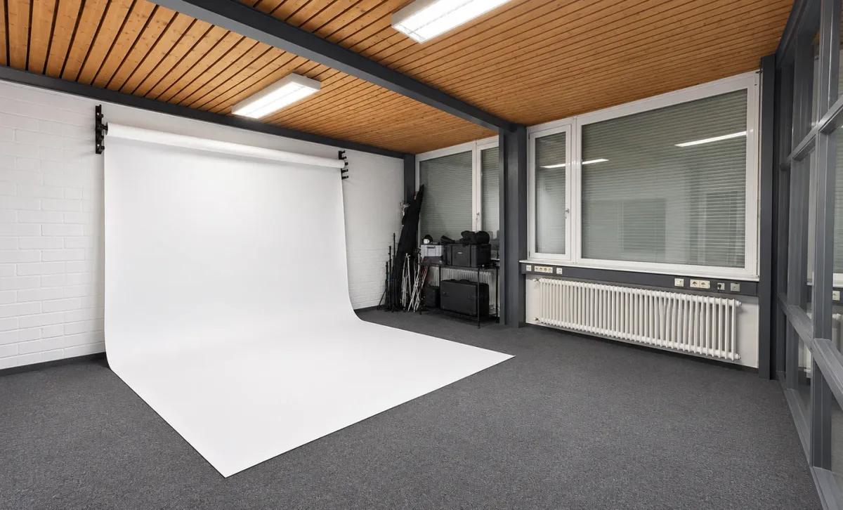 Studio – optional; Fotohintergrund digital ergänzt