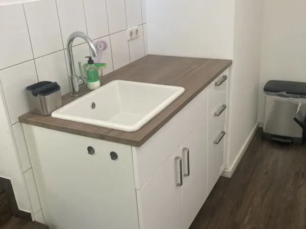 Abschließbares Büro in Köln (Altstadt-Süd) – Heller Büroraum in netter Bürogemeinschaft in Köln Altstadt-Süd — Bild 4