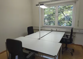 Büro mit drei Arbeitsplätzen – Foto 1