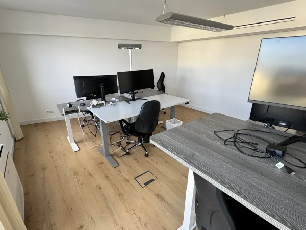 Meetingraum in Köln (Innenstadt) – Helle, klimatisierte Bürogemeinschaft mit Balkon in Köln Innenstadt — Bild 1