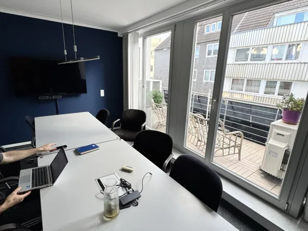 Meetingraum in Köln (Innenstadt) – Helle, klimatisierte Bürogemeinschaft mit Balkon in Köln Innenstadt — Bild 4