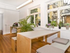 Arbeitsplatz in einem schönen, idyllisch gelegenen Hinterhofbüro