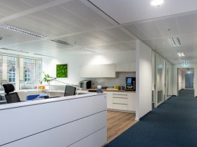 Moderne Büroräume & Arbeitsplätze mit Skyline-Blick
