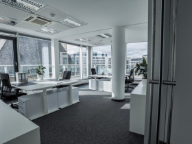 Individuelle Büroräume & Arbeitsplätze in modernem Gebäude