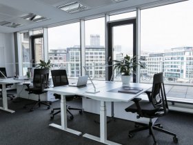 Individuelle Büroräume & Arbeitsplätze in modernem Gebäude