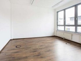 Neu gestaltete Arbeitsplätze in innovativem Office Hub