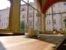 Freier Arbeitsplatz in kreativer Bürogemeinschaft