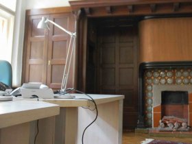 Freier Arbeitsplatz in kreativer Bürogemeinschaft