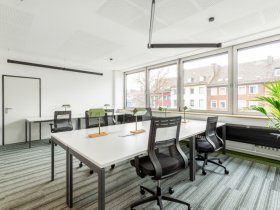 Flexible Büroräume und Arbeitsplätze im modernen Stil