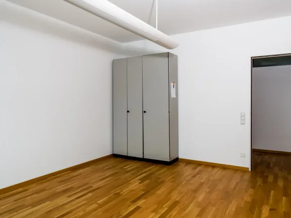 Abschließbares Büro in Stuttgart (Bad Cannstatt) – Heller Büroraum in moderner Bürogemeinschaft in Stuttgart-Bad — Bild 2